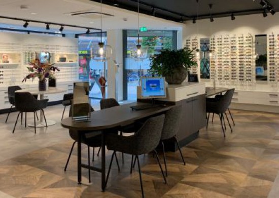 Optiek vakblad Oculus: Verbouwing Van den Tol Opticiens Huizen